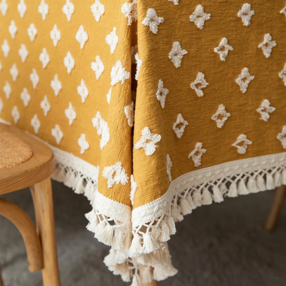 Nappe jaune brodée à pompons