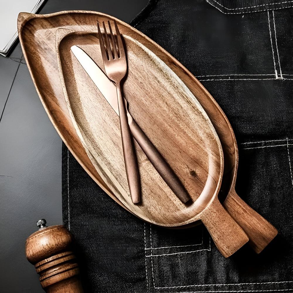 Assiette de service en bois en forme de feuille