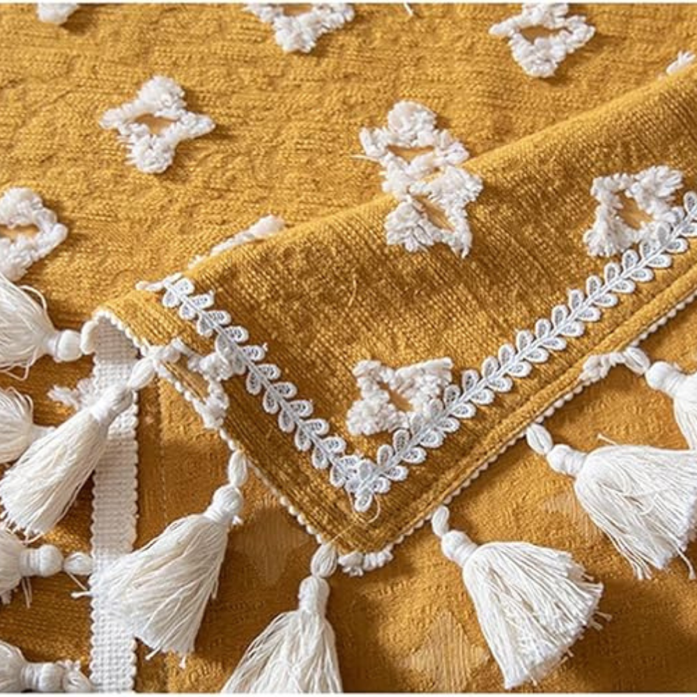 Nappe jaune brodée à pompons
