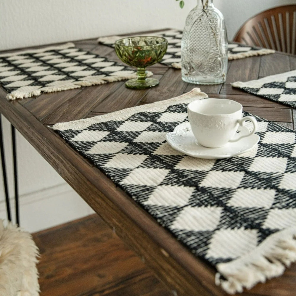 Chemin de table losanges à pompons