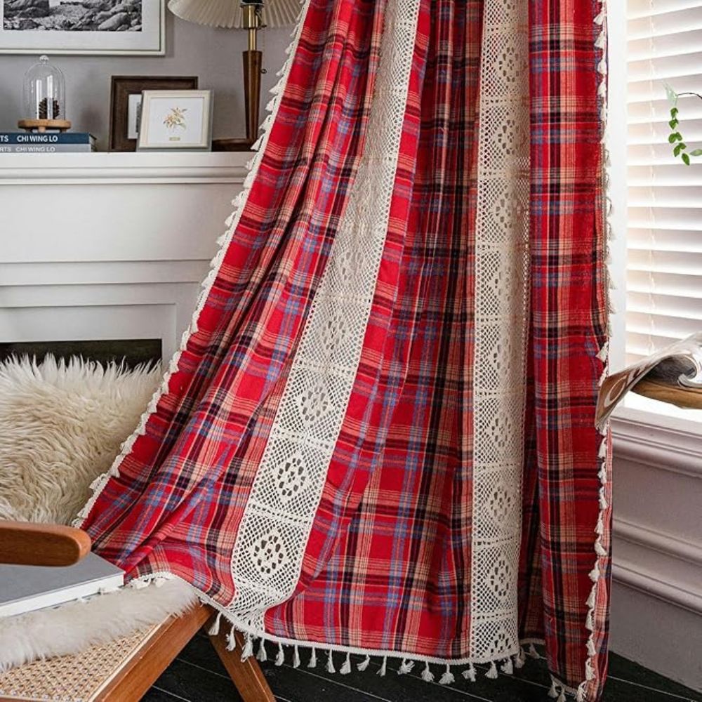 Rideau tartan au crochet à pompons