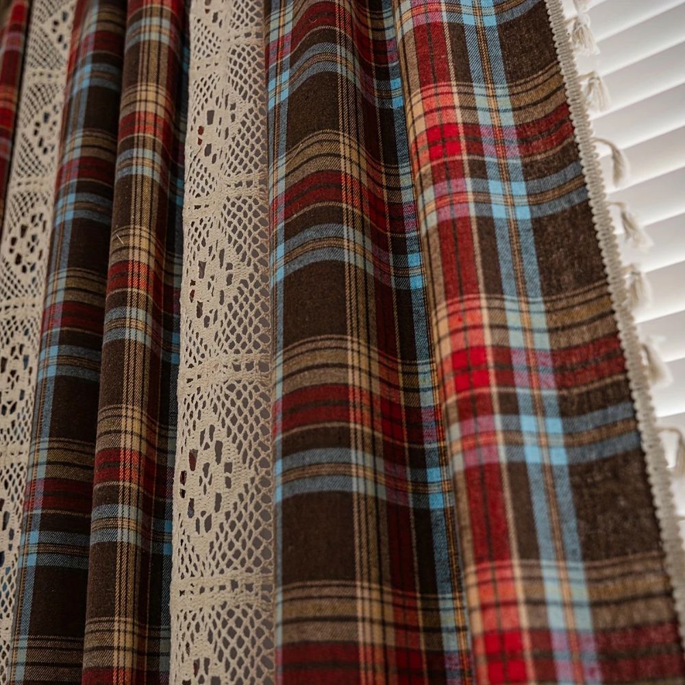 Rideau tartan au crochet à pompons