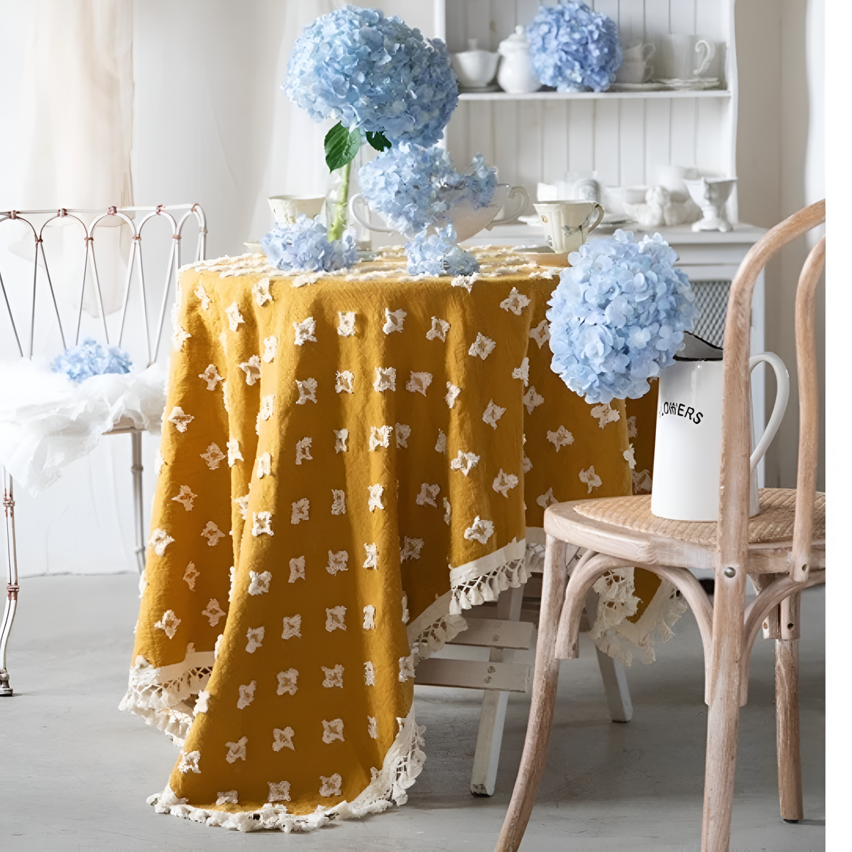 Nappe jaune brodée à pompons