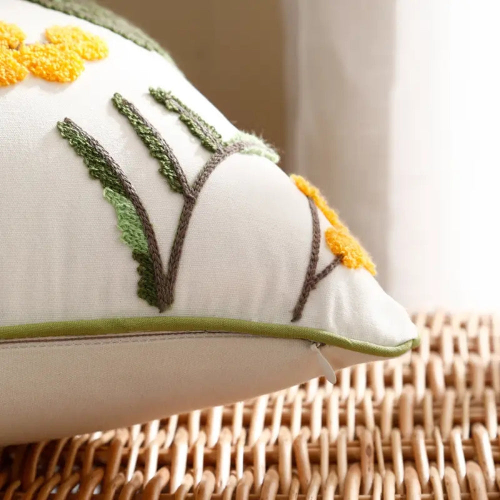 Housse de coussin brodée fleurs jaunes et feuilles