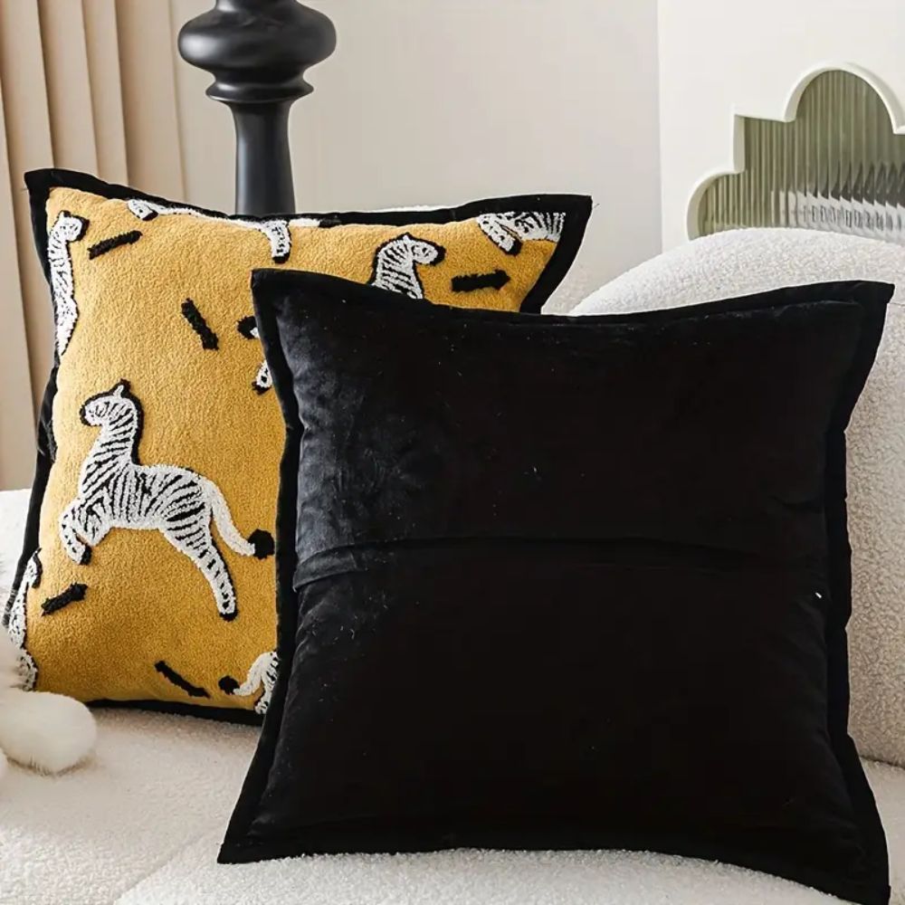 Housse de coussin brodée zèbre