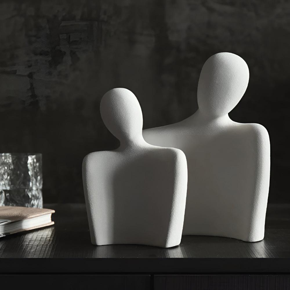 Sculpture en céramique couple enlacé
