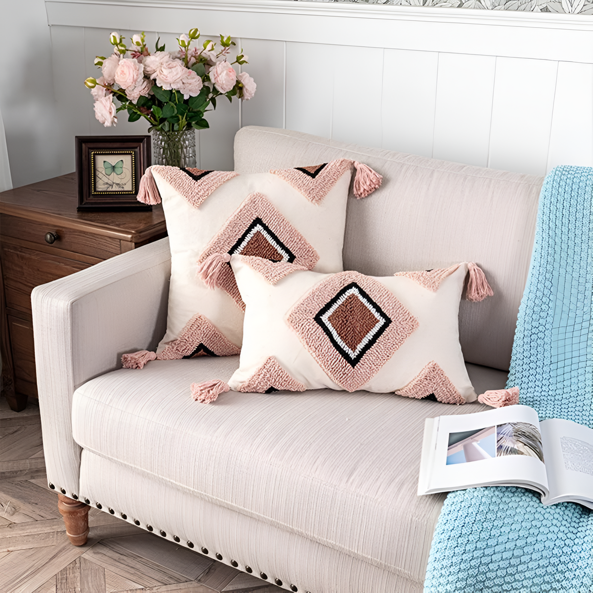Housse de coussin boho brodée et touffetée