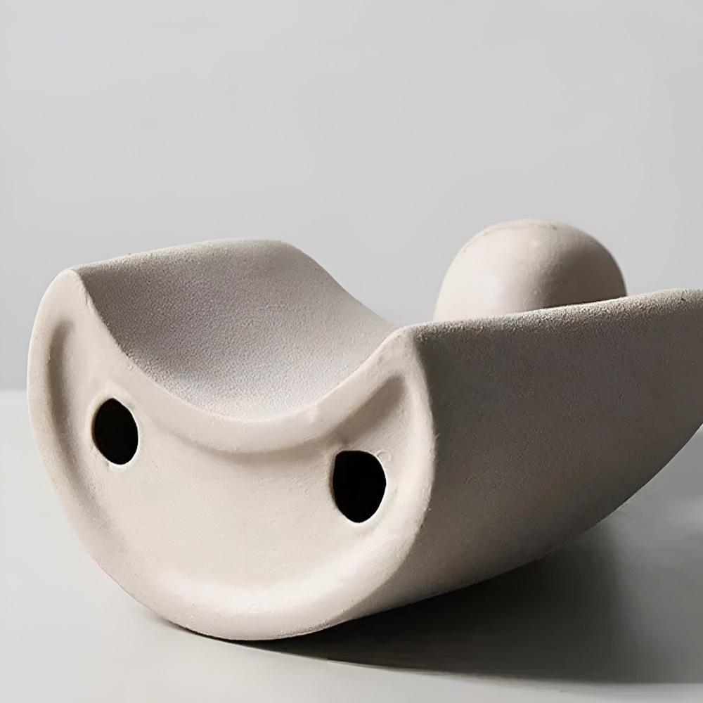 Sculpture en céramique couple enlacé