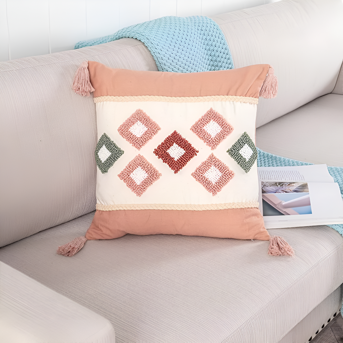 Housse de coussin boho brodée et touffetée