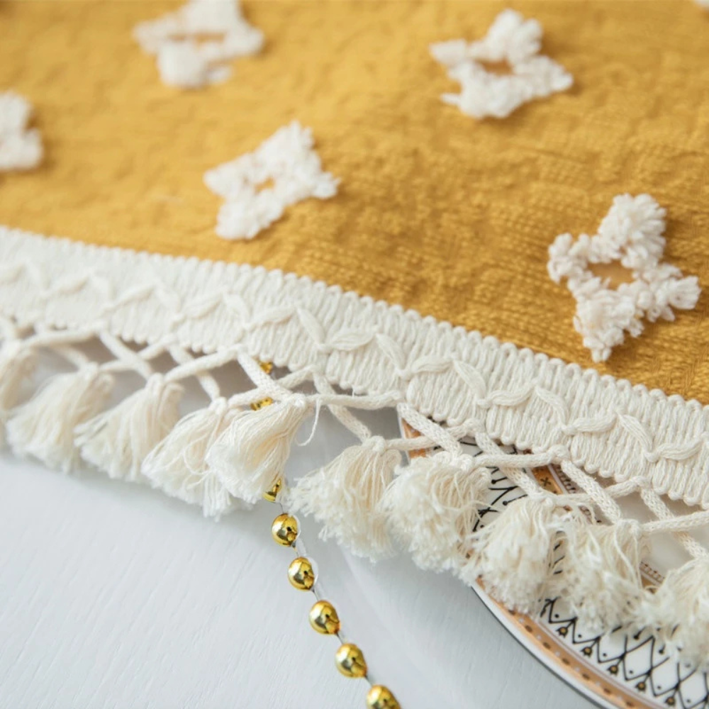 Nappe jaune brodée à pompons