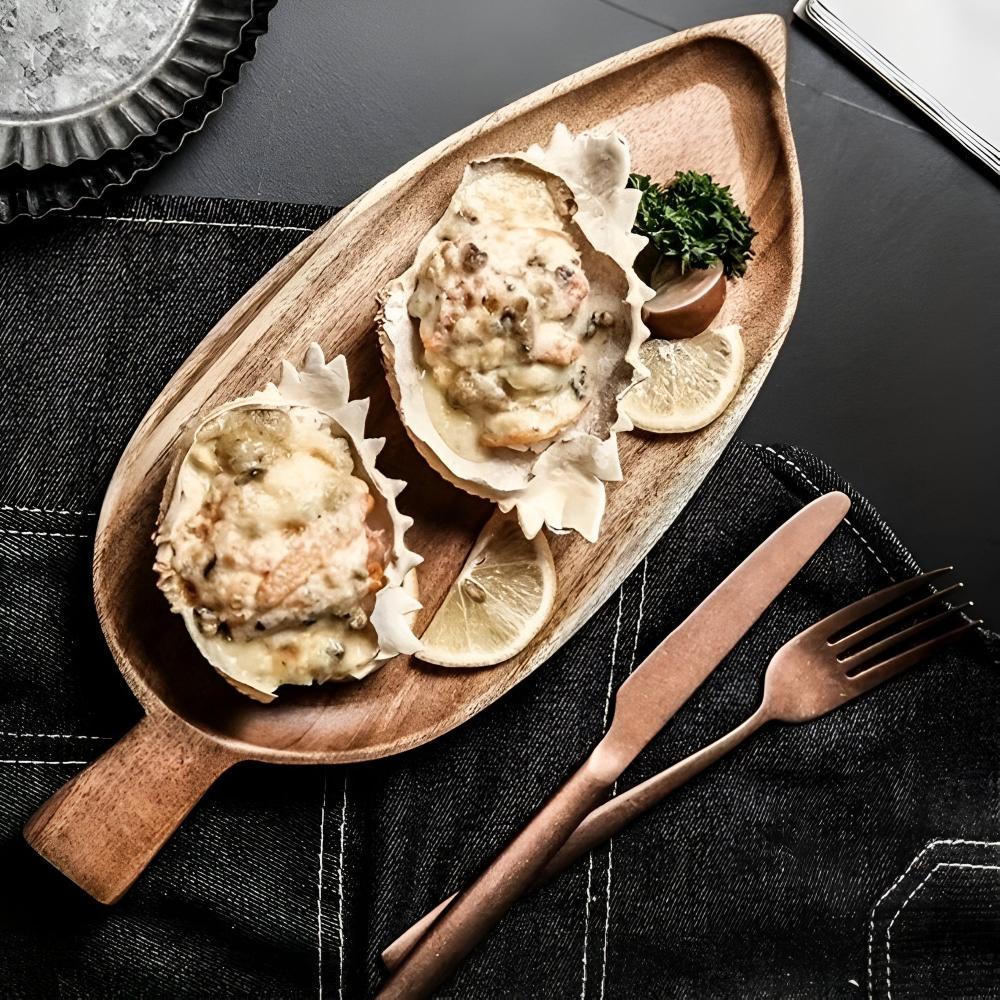 Assiette de service en bois en forme de feuille