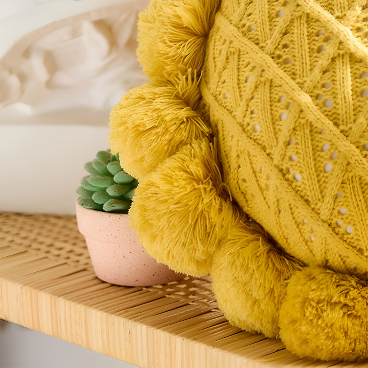 Coussin tournesol à pompons