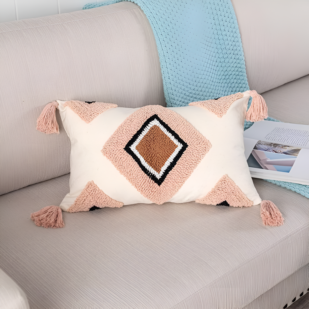Housse de coussin boho brodée et touffetée