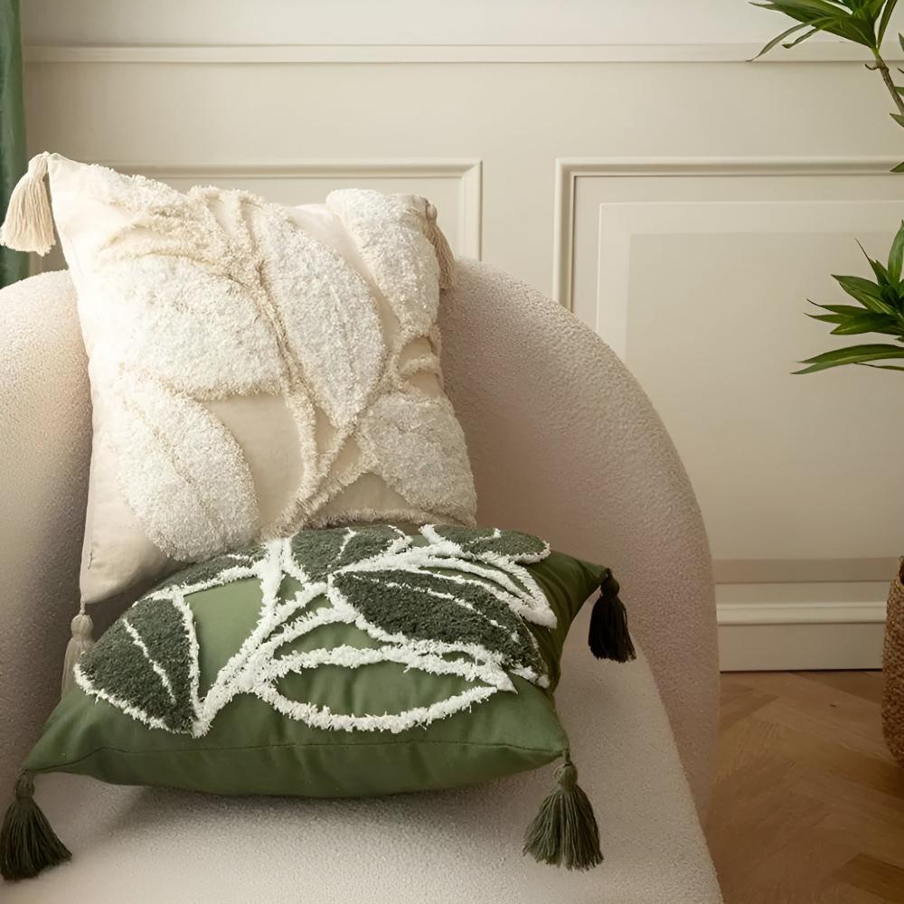 Housse de coussin feuille moelleuse à pompons