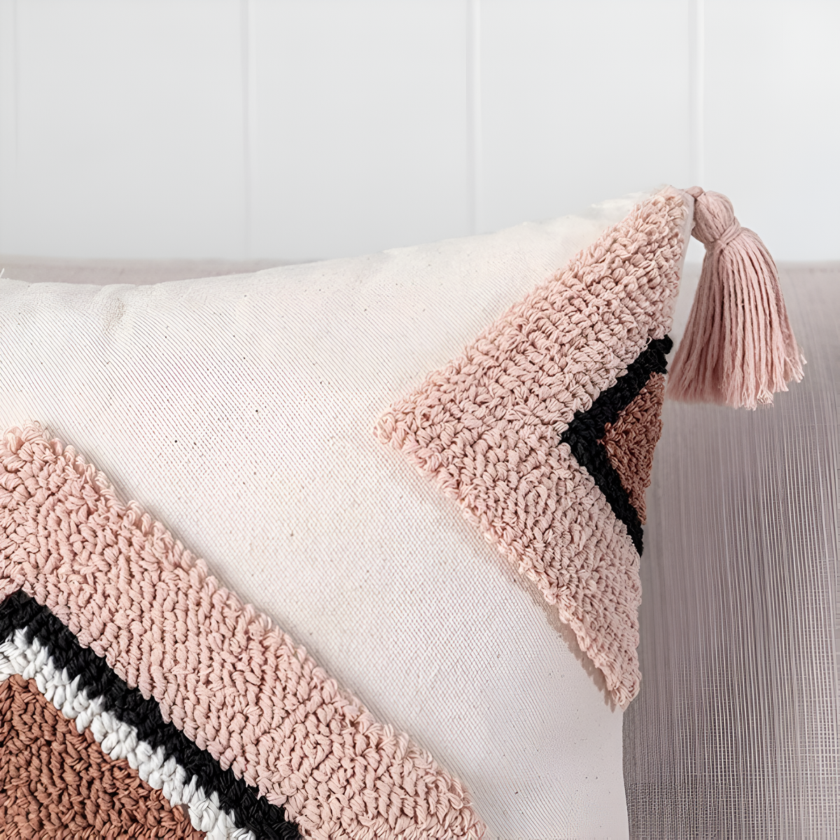 Housse de coussin boho brodée et touffetée