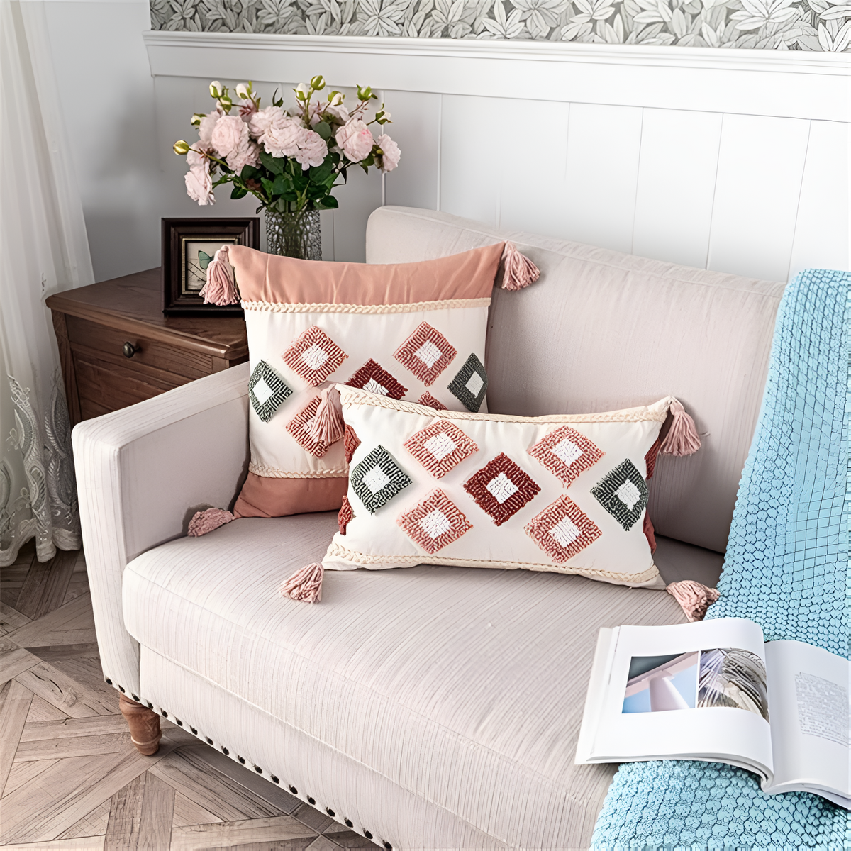 Housse de coussin boho brodée et touffetée