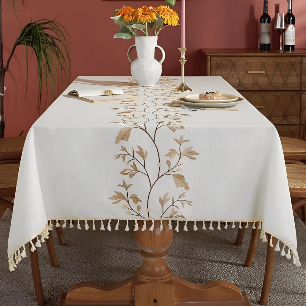Nappe brodée à fleurs et pompons – 55"x55"