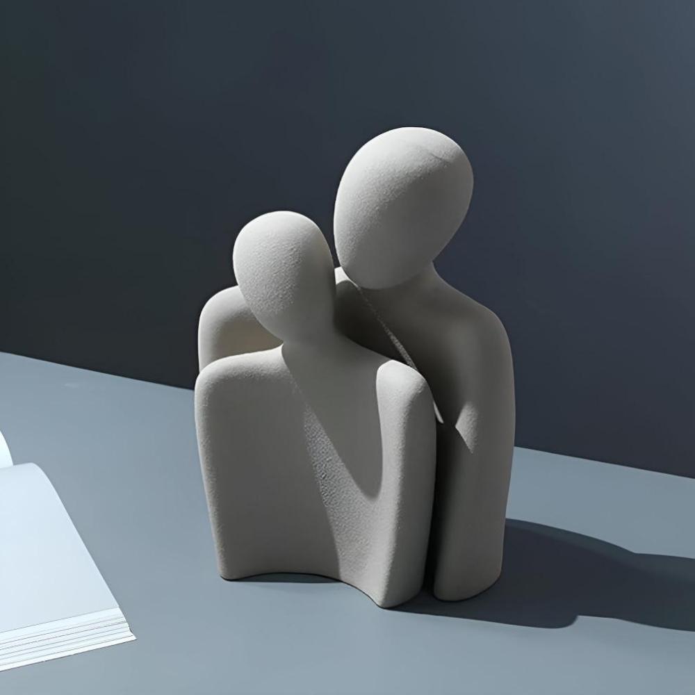 Sculpture en céramique couple enlacé