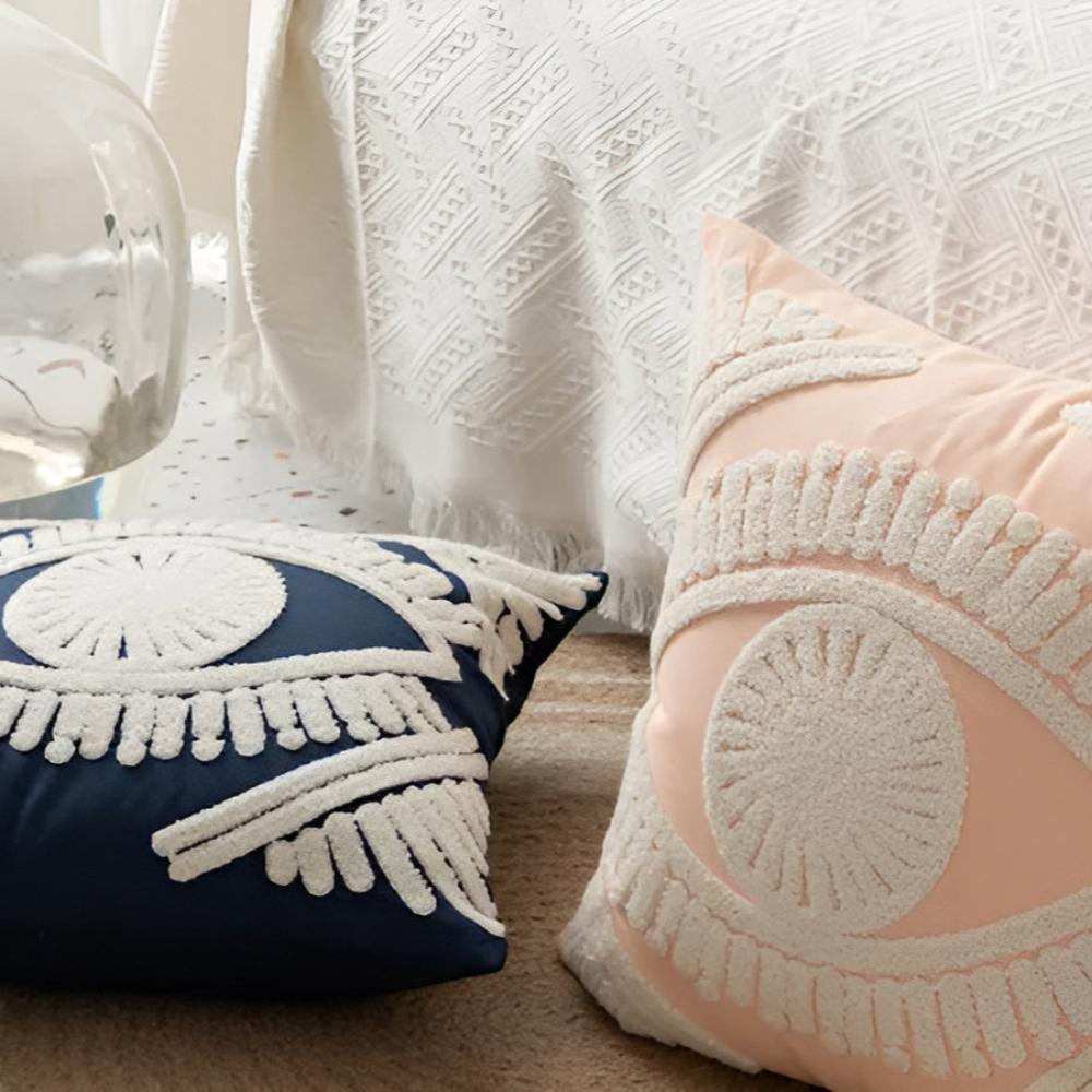 Housse de coussin brodée œil boho