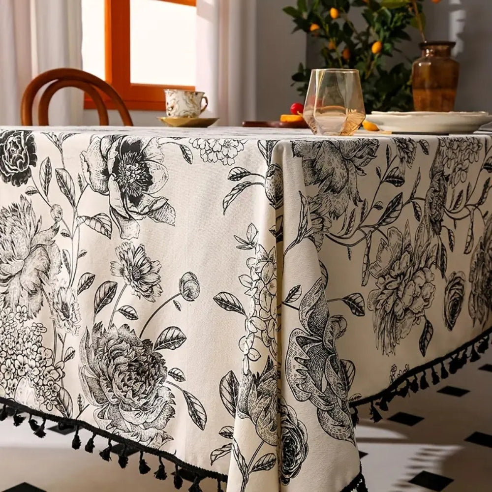 Nappe campagne à fleurs noires et pompons – 59"x59"