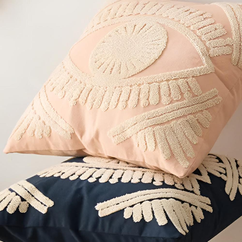 Housse de coussin brodée œil boho