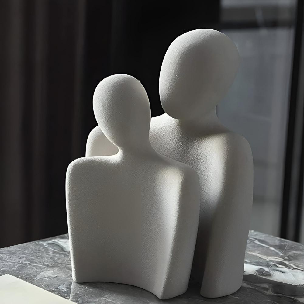 Sculpture en céramique couple enlacé
