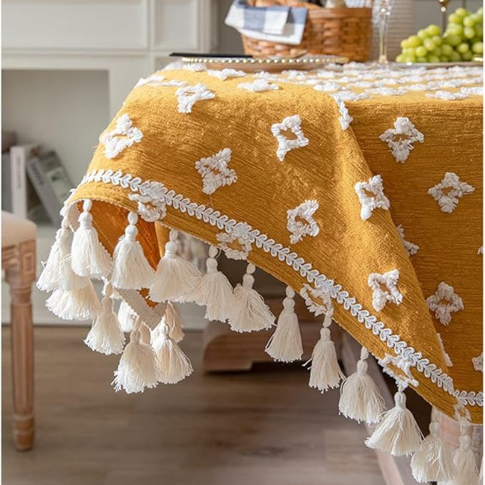 Nappe jaune brodée à pompons