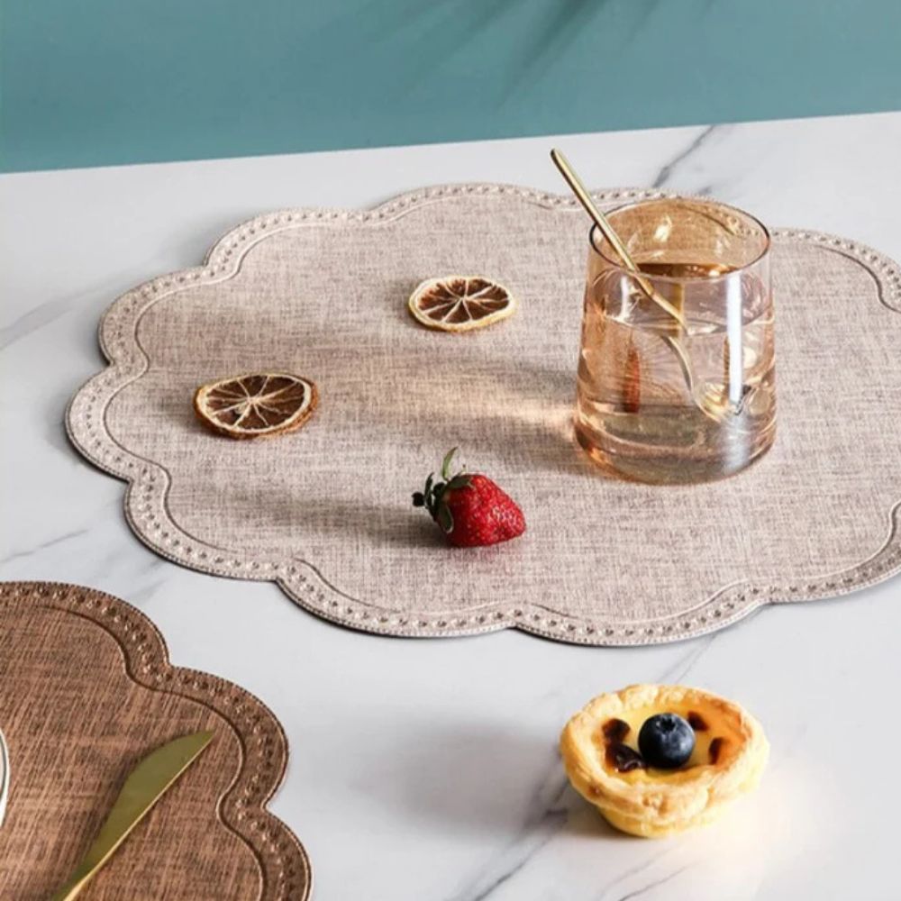 Set de table imperméable festonné – Beige Bliss