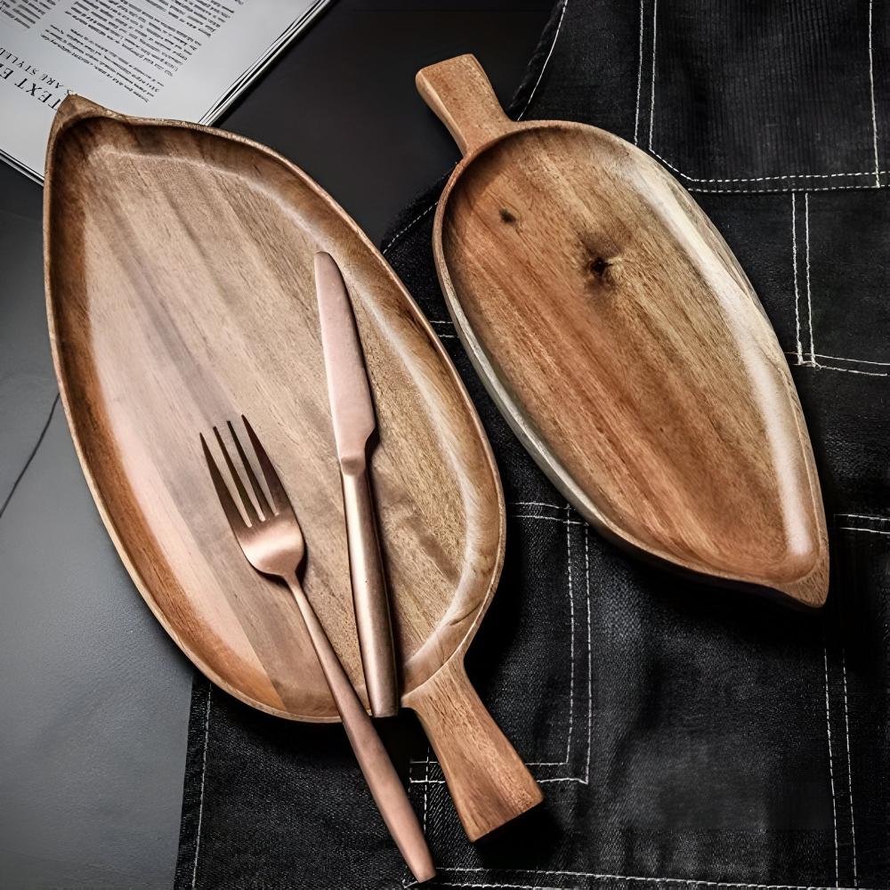 Assiette de service en bois en forme de feuille
