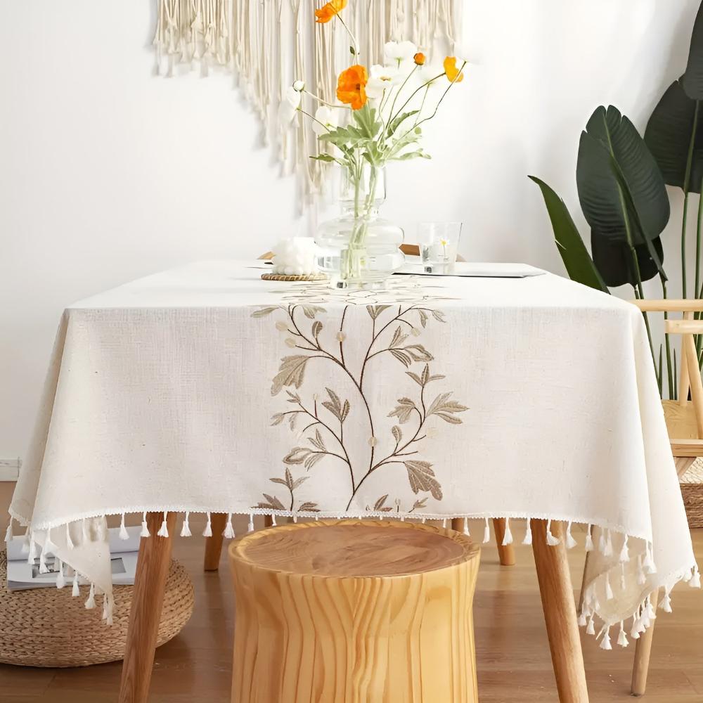Nappe brodée à fleurs et pompons