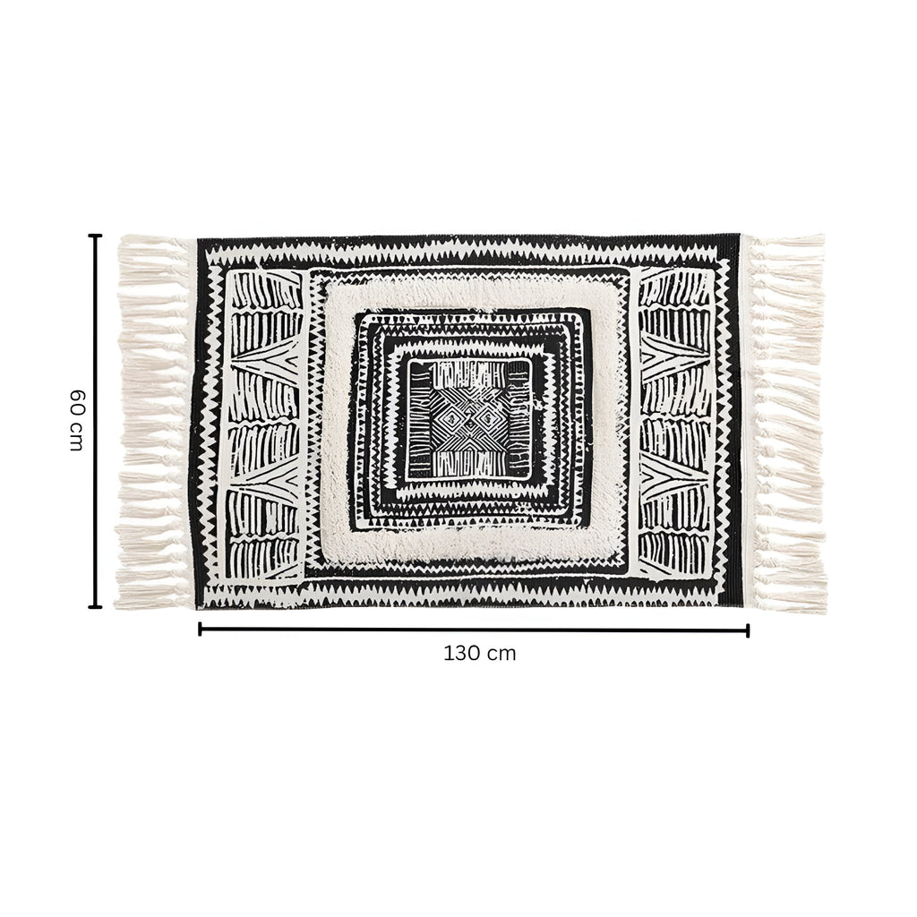 Tapis de sol géométrique noir et blanc à pompons