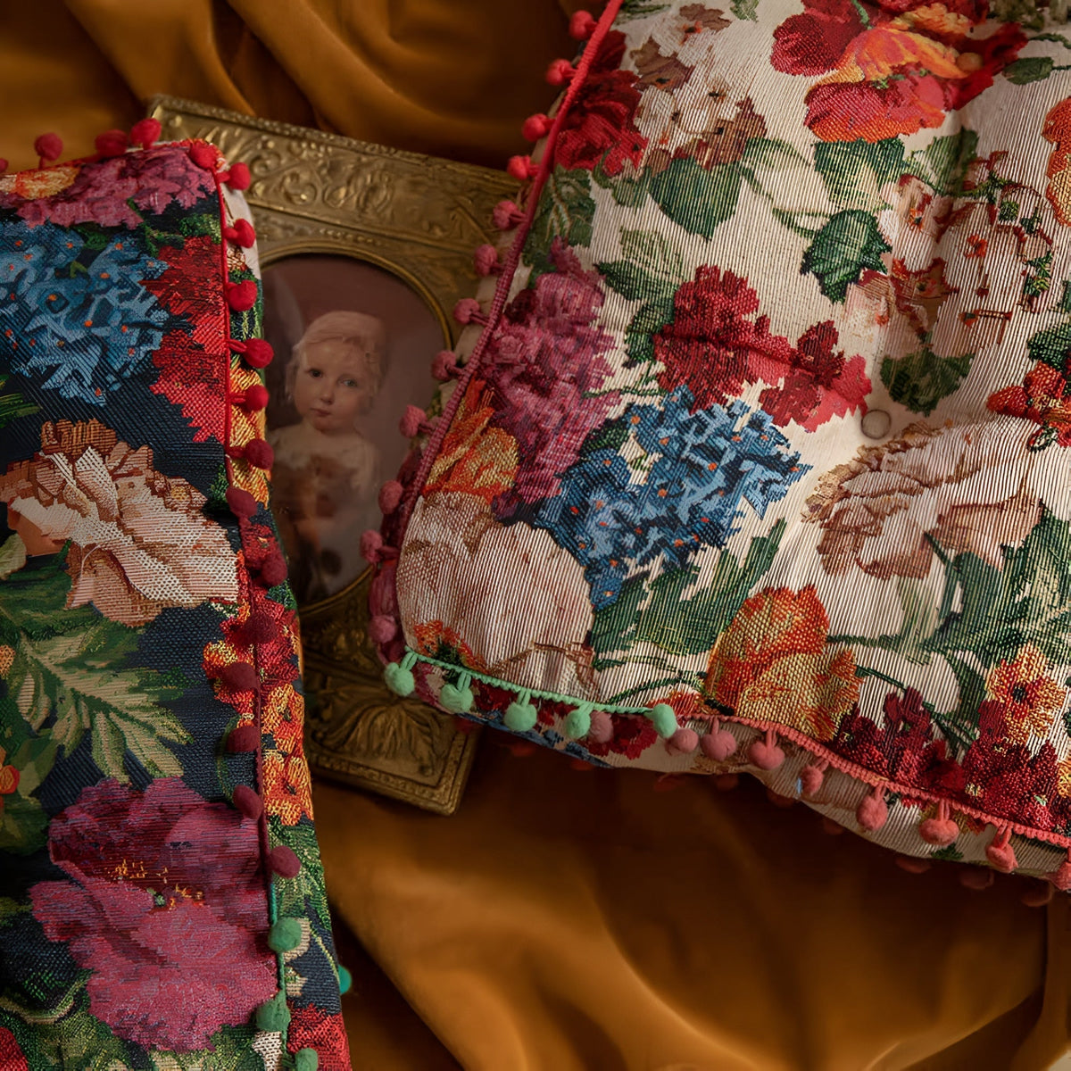 Coussin bohème rétro fleuri à pompons