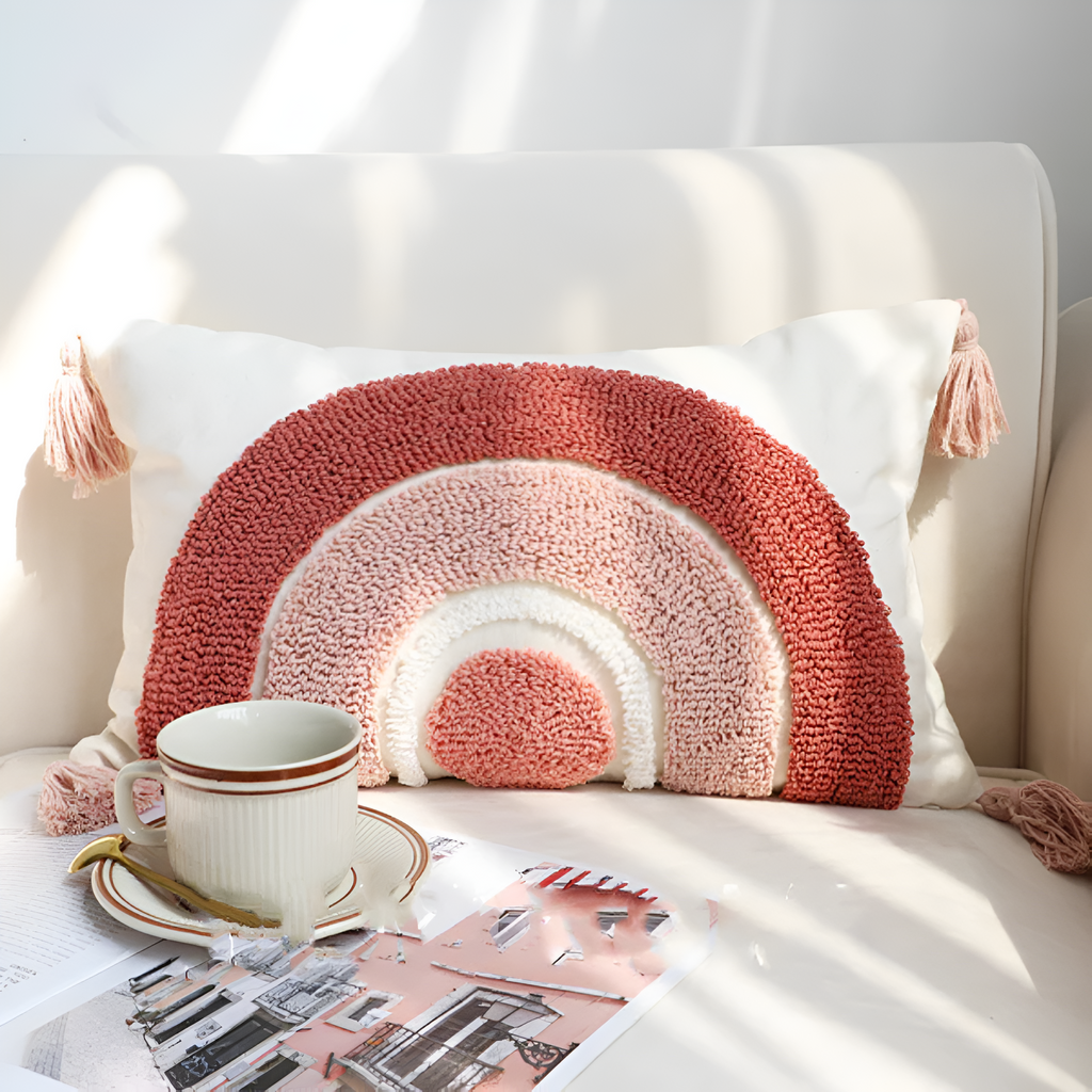 Housse de coussin boho brodée et touffetée