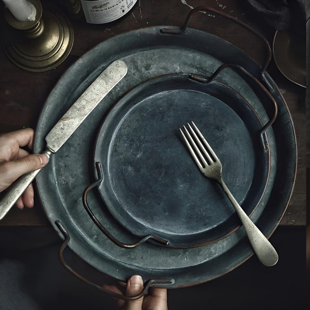 Plateaux de service ronds en métal rétro – Petit