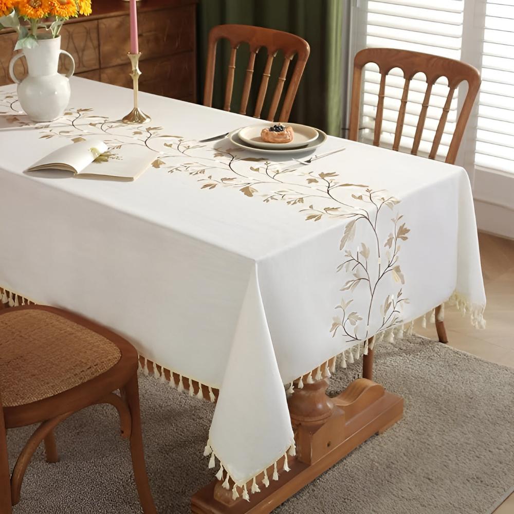 Nappe brodée à fleurs et pompons