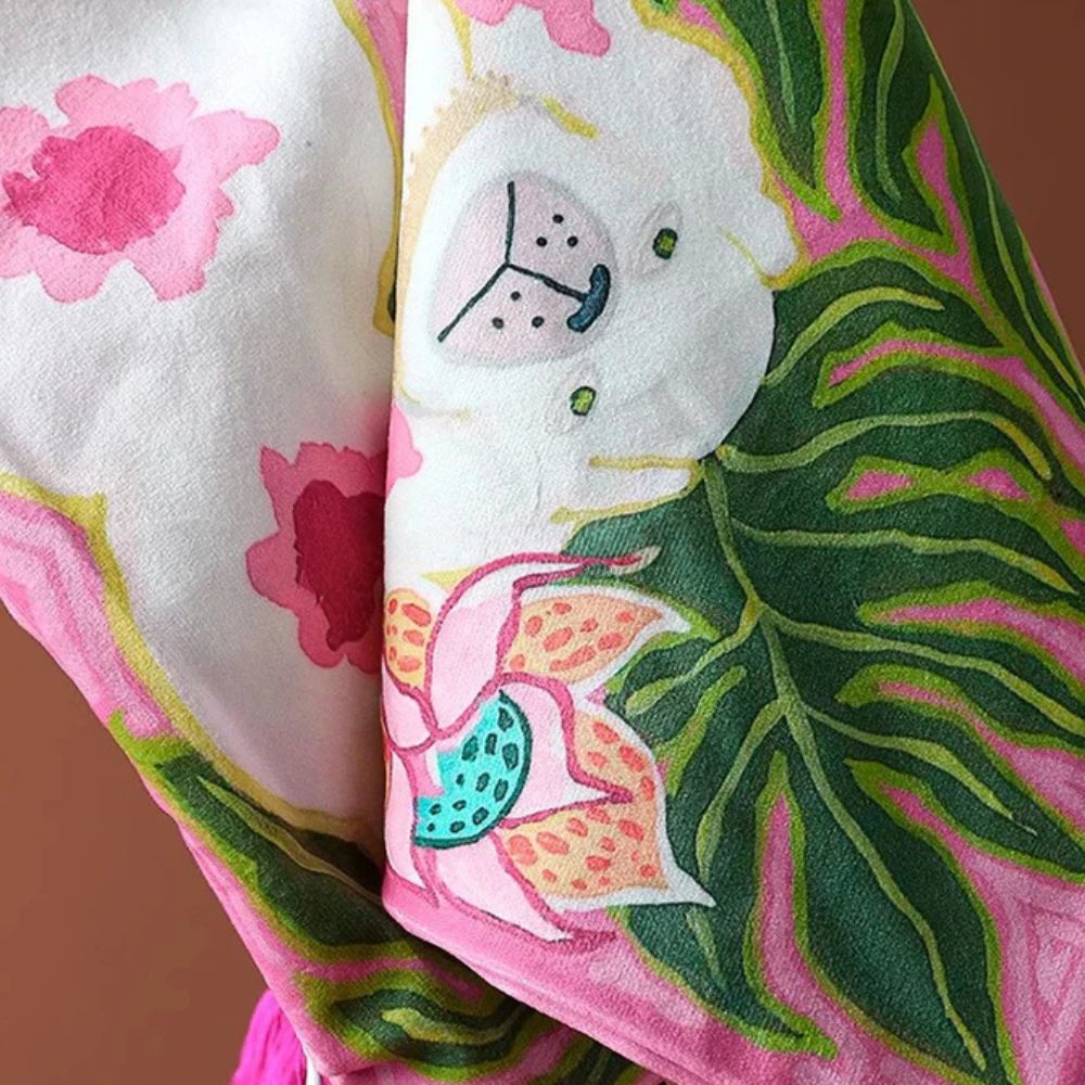Housse de coussin rose poudré à pompons motif chien