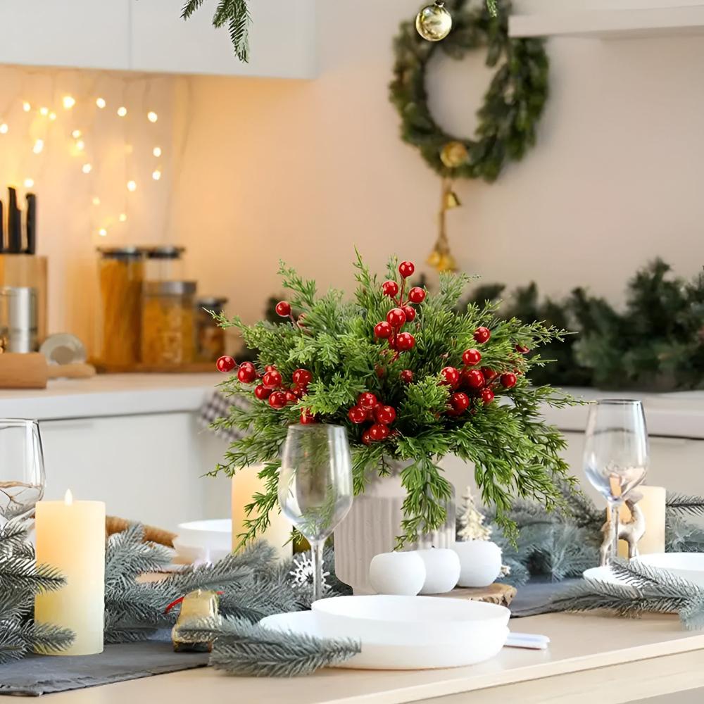Branches de pin artificielles avec baies rouges