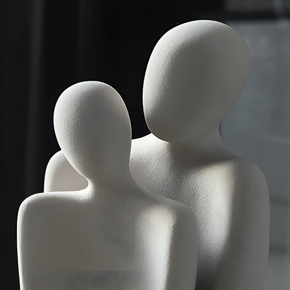 Sculpture en céramique couple enlacé
