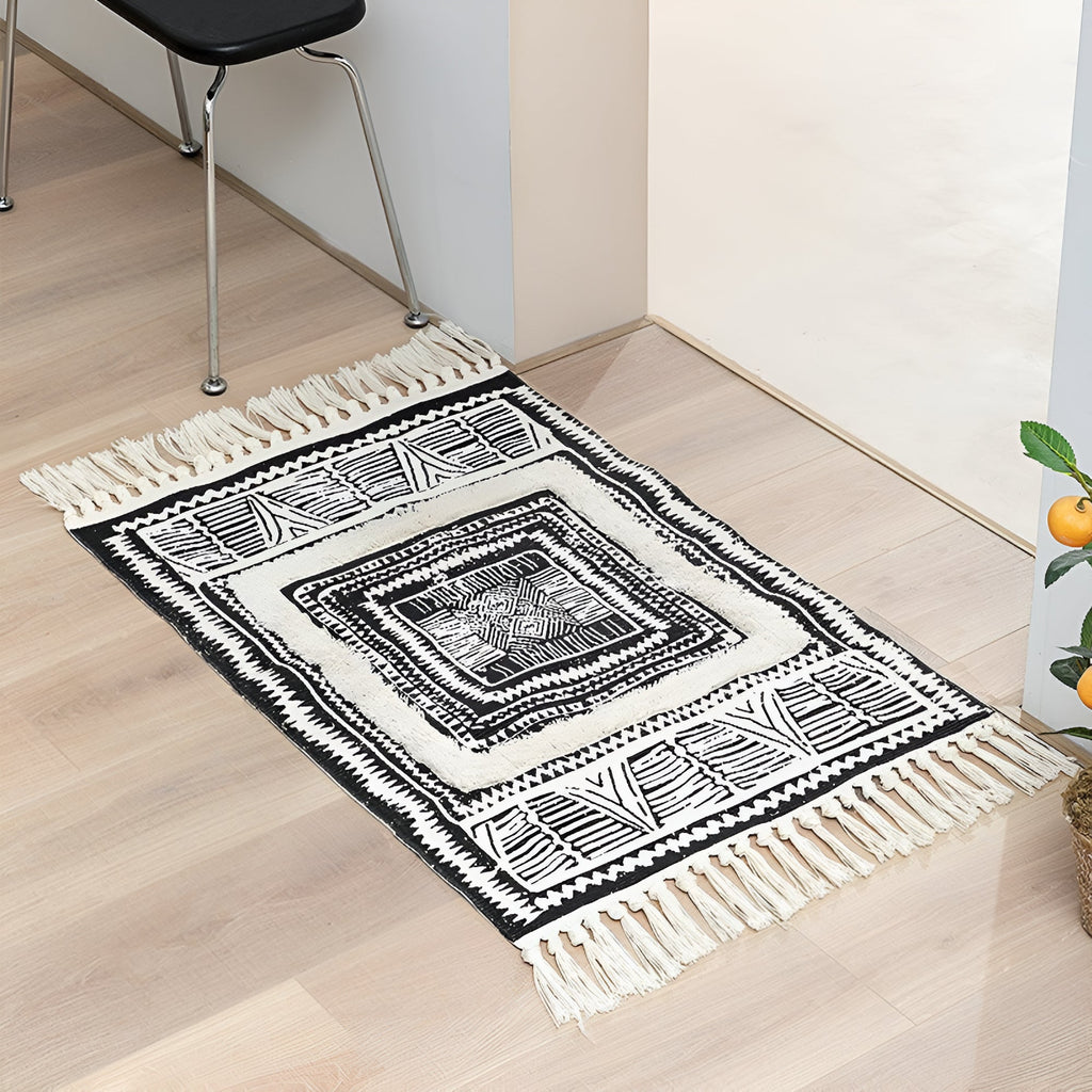 Tapis de sol géométrique noir et blanc à pompons – Moyen