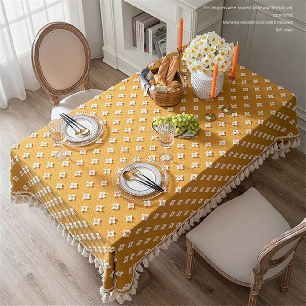 Nappe jaune brodée à pompons