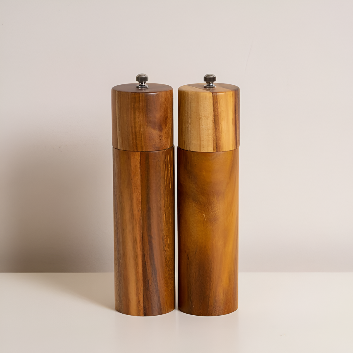 Moulins à épices minimalistes en bois