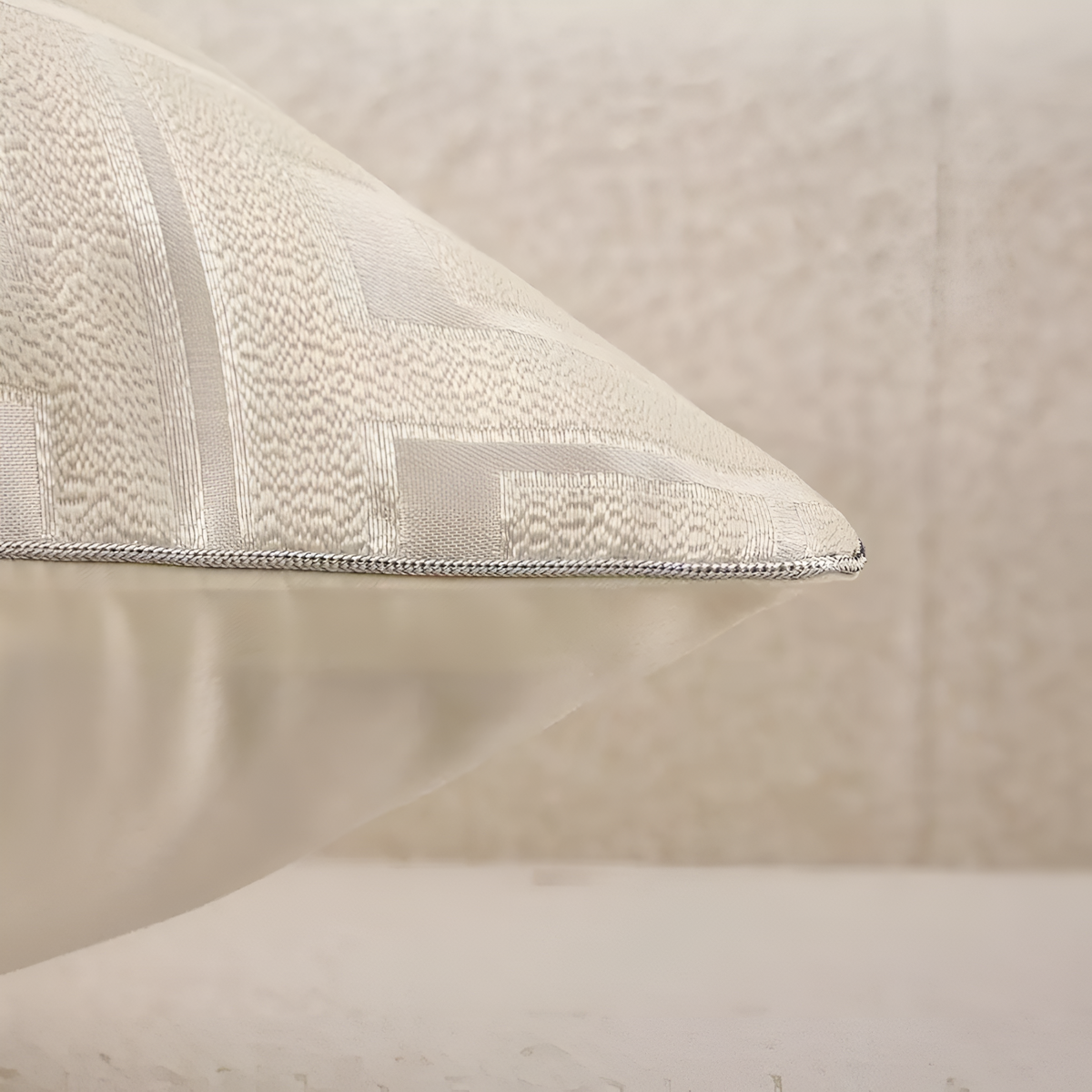 Housse de coussin jacquard géométrique