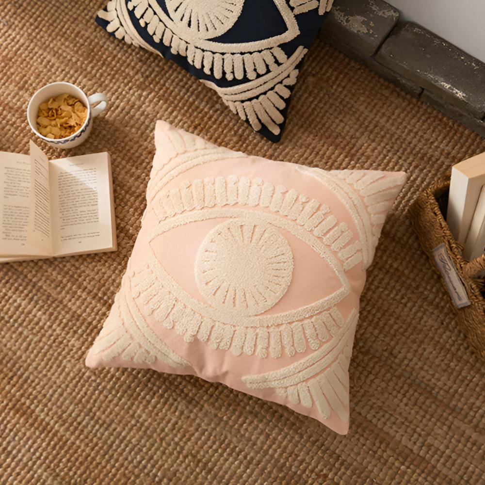 Housse de coussin brodée œil boho
