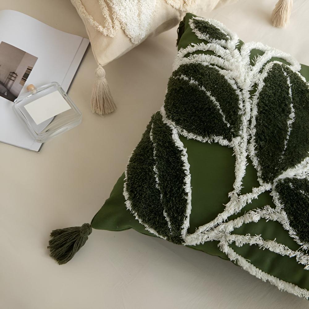 Housse de coussin feuille moelleuse à pompons