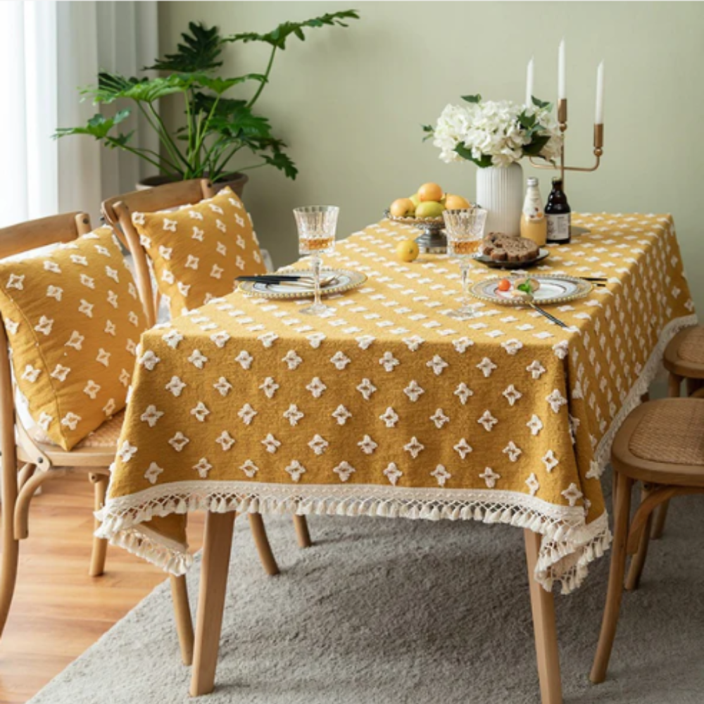 Nappe jaune brodée à pompons