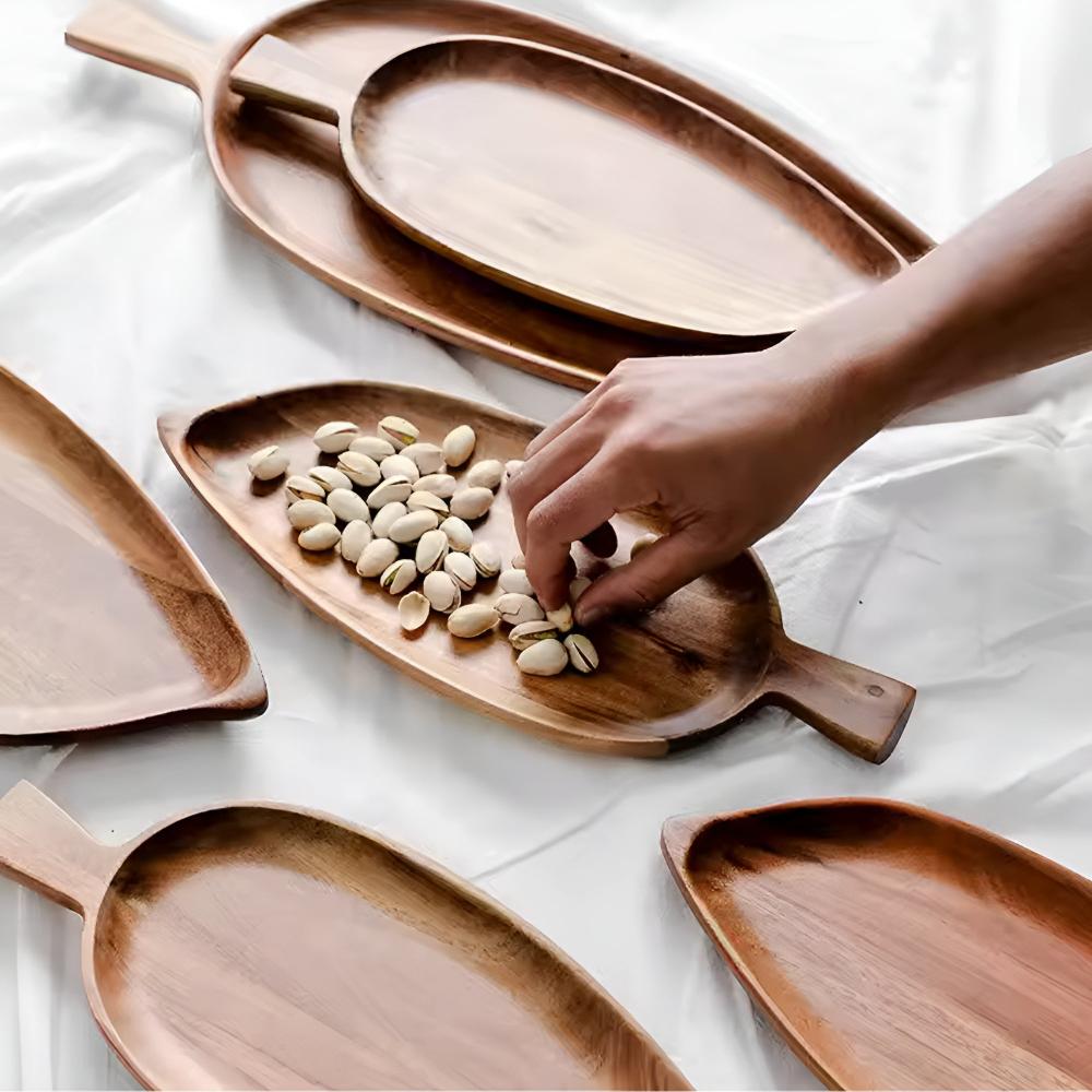 Assiette de service en bois en forme de feuille