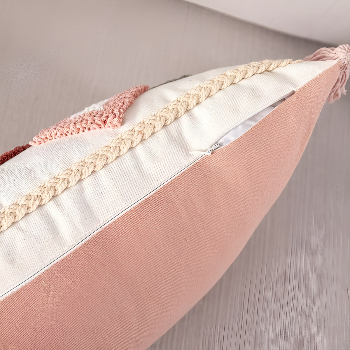 Housse de coussin boho brodée et touffetée