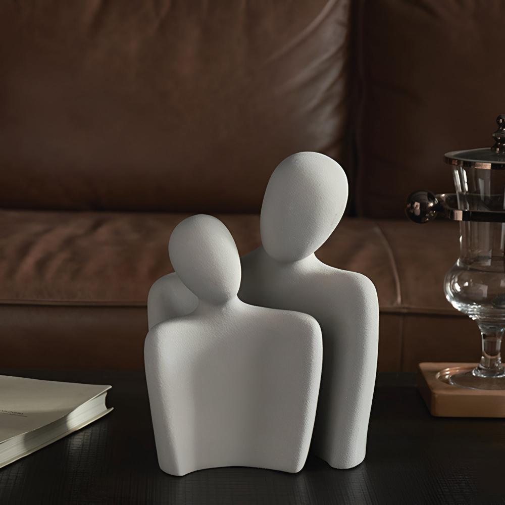 Sculpture en céramique couple enlacé