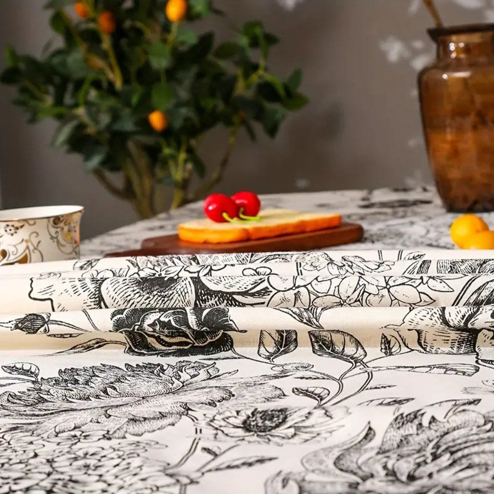 Nappe campagne à fleurs noires et pompons