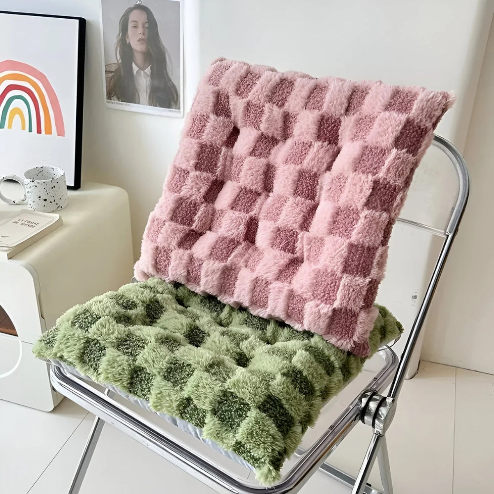 Galette de chaise damier en fausse fourrure – Beige